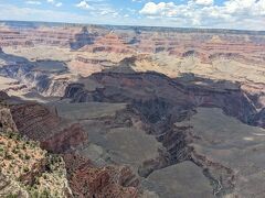 そして、着きました！グランドキャニオン！
1919年に国立公園の指定を受けました。全長は東京―大阪間、谷幅は山手線がすっぽり入る大きさだそうです。

写真は、マーサー・ポイントから。
グランドキャニオンには展望台が複数ありますが、旅行会社のグランドキャニオンの写真はほぼこの展望台から撮影されてるそうです。
昼間なので陰影が少なく、迫力がちょっと弱めの写真になってしまいましたが。大変広大です。
空の青さや白い雲も、夏らしい爽やかさですね。

ここはサウスリムという南側の崖で、崖沿いに遊歩道があります。自由時間があったので隣のヤバパイ・ポイントまで歩いてみました。
