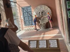 『真実の口』次の順番の人がカメラを預かり写真撮影。