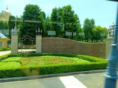 車内より、、ディズニーランドホテルを通過中