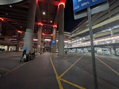 さて、今晩は空港泊です。アラフィフにもなって、何故そんな体力勝負な真似を…(笑)。
ツアーのラスベガス着予定が21:30、翌日乗る飛行機が6:14発のためです…。ホテルから空港への移動、ツアー遅延のリスク等を含めると、ホテルを取っても滞在4,5時間になりそうだから。
このため、ツアーに持って行けない大きな荷物はホテルに預けることができず、昨夜のうちに荷物預かりシステムBounceに預けていたのでした。

ラスベガス中心部からハリー・リード国際空港へは、RTCが運行する路線バスのCXバスに「Flamingo & Las Vegas Blvd」バス停から乗ります。
欧米のバス停名って、近くで交差する2つの道の名前なので、分かりやすくて有り難いです。フラミンゴ通りとラスベガス大通りの交差点付近。
…しかし、何せ道幅も街のスケール感も巨大なアメリカなので、地図と実物がなかなか一致せず。昨日のうちにバス停下見しといてよかった…。昨日の二の舞は避けたい。

…しかし、空港のターミナル1でバスを降りたものの、写真のような割と地味な場所。ここでいいの?!

後に分かりましたが、写真左右2つの建物の一方が到着棟、一方が出発棟で、その間にこのバス停がある構造でした。
突き当たりは2階で2棟を繋ぐ連絡通路。

明日はウエストイエローストーンへ飛びます。