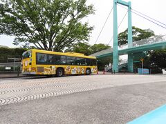 桜木町の駅にある観光案内で　
野毛山動物園行のバスの乗り場を教えてもらいました