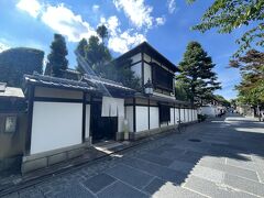 本日のホテル「HOTEL VMG RESORT KYOTO」 に到着。こちらの建物がフロントがある「寧々棟」。

今回私達はこちらの寧々棟に宿泊しますが、宿泊施設はこちらの他に木屋町エリアに別棟「了以棟」もあります。レストランも東山エリアや鴨川エリアなどに分散して何軒かあります。