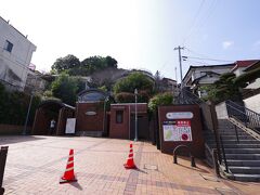 グラバー園は丘の上にあります。無料の斜行エレベーターでここから一気に上まで行くことができます。