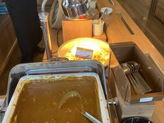 朝食を食べに1階の会場へ

日曜日の朝でツアー客もいたので大混雑

7時に行く予定でしたが部屋のテレビで混雑状況を見ていたら並び列ができて座るところもない状況だったので先に準備して8時頃に行きました

ルートイン名物のカレーもありました

※ちなみに次の日はカレーはありませんでした…土日限定(´`)？