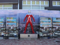 安達太良SA(上り)に寄り道

ウルトラマンセブンがいました

ウルトラマンの生みの親である円谷英二さんの出身地が福島県須賀川市ということで飾ってあるのだそう

ちなみに下りはウルトラマンティガがいます