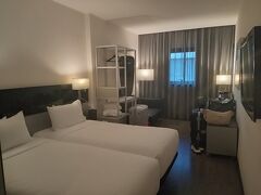 ホテルにチェックインして、部屋に荷物を置き、すぐに出発です。
実はこの日、16：30のマドリード王宮入場チケットを予約していたので、少し焦っていました。予定では、ホテルで少し休んだあと、王宮に地下鉄で向かうつもりでしたが、間に合いそうもないので急遽タクシーに変更。
