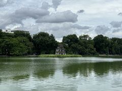 湖の中にあるのは亀の塔

夜になるとライトアップしているらしいです