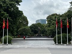 シクロの向こうに見えたのはリータイトー像 （Tượng Đài Vua Lý Thái Tổ）

リー・タイトーとは 1010年にハノイを都と定めたベトナム初の長期王朝、李朝の初代皇帝で、ホーチミンと並ぶベトナムの英雄なんだそう

知らなかった〜^^;