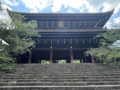 ホテルに帰る途中にある知恩院へ。
昨日の午後はあまりに暑かったので、涼しい朝の内にと思い途中下車です。

三門から入り、男坂で上ります。
