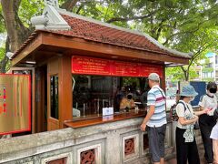 橋を渡ったところまでは誰でも行けますが、その先は入場料が必要になります