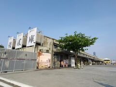 先ほど通ってきたモールに