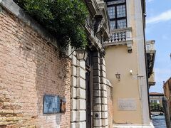 カ・レッツォーニコ入口。陸側から行くと、運河沿いの細い路地の奥にあり、わかりにくいです。ヴァポレットの停留所「カ・レッツォーニコ」で降りると目の前です。
内部は18世紀当時のまま残されており、絵画や彫刻、家具などが展示され、18世紀の風俗や文化を伝える博物館となっています。