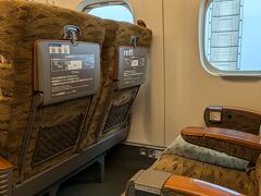 初「さくら」
普段の利用はほとんど東海道新幹線のため、あまり縁のない山陽新幹線。
いろいろ調べていたら、「さくら」の指定席は、2×2で、普通席でもグリーン車のようなゆったりしたシートらしい、、、、
なので、新大阪駅でわざわざ「さくら」に乗り換えて岡山駅へ。