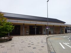 周辺と一緒にきれいに整備された修善寺駅の駅舎。