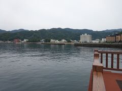 上の写真の地点から振り返ったところ。
土肥の町。その右の方が温泉街になっている。