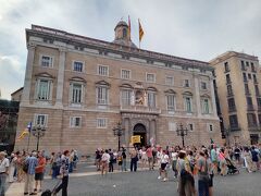 サン ジャウマ広場(Place de Sant Jaume)。
カタルーニャ州政府庁舎（Palau de la Generalitat de Catalunya）の前で何かデモをしていました。
