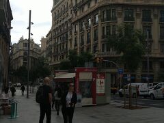 次に、ゴシック地区を巡りながら大聖堂を目指します。