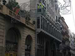 次に向かったのはグエル邸。雑多な街にいきなり建っています。