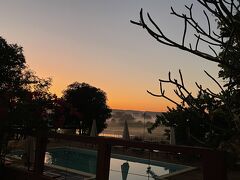4日かけてたどり着いたツインギー観光拠点のホテルから見えた朝焼け。
今日はモーニングコール（といっても部屋には電話がないので添乗員さんがノックして起こしてくれます）が6時、朝食は6時半から、出発は7時半でした。