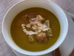 小ツインギー組は、12時にホテルに戻ったのでさっとシャワーを浴びてから13時、ランチです。