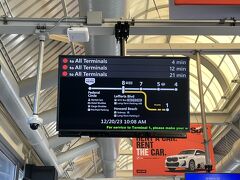 ＜空港へ＞

一度、エアトレインへ乗換ました。
乗換も一緒でその人はターミナル７、私は手前のターミナル８で下車することになります。