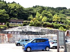 目の前は、江戸時代から続く明礬採取の史跡名所、明礬温泉。
岡本屋売店の系列なので、混雑時は温泉に停めてプリンを…っていうのが得策なんじゃないかなー。