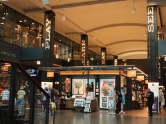 ホテルはNavy Pierの施設と繋がっていて、館内をお目当ての場所まで歩いて移動。
お土産屋さんや食べもの屋さんが沢山あり、旅行気分が盛り上ってきました。
