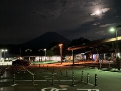 御殿場市から富士山を見ながら道の駅朝霧高原へ到着。9時半ころかな。ずっと真っ暗な中だったので、富士山に登る人々の灯りが見えていました。朝霧高原の方へ行くと灯は見えなくなり、富士山の西側には登山道がないんだなぁと。