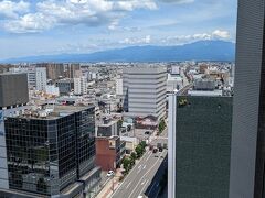 富山駅到着後路面電車で宿泊先のホテルへ
アーリーチェックインした部屋は立山連峰が見える部屋