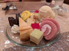 夕食後にホテル内のカフェラウンジでスィーツタイム
スィーツ盛り合わせが予想以上の盛りの良さでした。