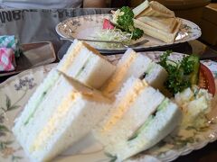 翌朝
ホテル朝食をパスして、ご近所の喫茶店やまむろでモーニングを摂る
手前はサンドイッチ、奥がホットサンド
