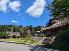 地バスを使って富山市民俗民芸村へ
複数の古民家が移築されて、タイムスリップしたようなエリア
緩やかな坂の両側に点在している
道路は整備されている
