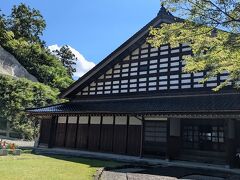 陶芸館に行ってみました。
建物は明治２7年に建てられた豪農の住宅の一部
富山の典型的な民家「あずまだち」の建物として国の登録有形文化財に登録されている