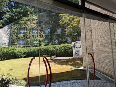 民俗民芸村の中で現代風の建物の篁牛人記念美術館へ
館内冷房完備でこの季節大変ありがたかった

こちらも入館料100円
館内は靴を脱いで鑑賞