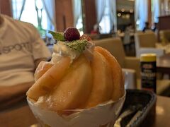 富山中心部に戻ってスィーツタイム
マンテンホテル１階のカフェラルゴへ

季節のパフェ「まるごとピーチ」をいただく