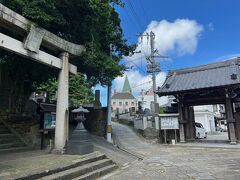 大浦天主堂を出て右側にグラバー園、左側に行くとこの道に出ます。
ここは祈りの三角ゾーンといい、大浦天主堂、妙行寺、大浦諏訪神社
教会、お寺、神社が接するところで全国でも珍しいそうです。
妙行寺は居留地時代日本初の仮の英国領事館が開設されたそうです

