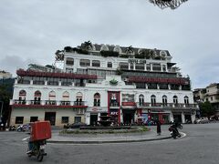 ドンキンギアトゥック広場の前を通って、ホアンキエム湖を１周してくれます