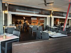 夕食に出掛けます　人気店　Waterbar & Grill Steakhouse
予約が無いと入れなさそうなので事前に予約済み
オープンまでシーサイドで待ちます　
オープン少し前ですが既に10組程並んでます　ワオー
