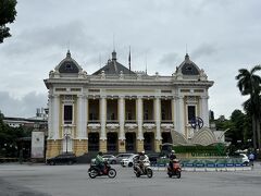 そして、オペラハウス（ハノイ歌劇場）に到着

現在、改装中で休館中とのこと