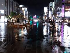 時刻は20時11分、雨はあがったようでした。
なんてラッキー、神さま、ありがとう。
ただ難を言えば、三脚代わりになるものが、ここにはありません。
おかげで、写真はブレまくり。