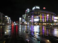 外壁が、マゼンタから黄色に変化しています。
姫路城のライトアップに目を奪われ、
手前のフェスタ ビルが目に入っていませんでした。

いかん、これも撮影しなくては (≧∇≦)／
色が変わる微妙な瞬間を捉えたい。
何回もシャッターを押していたら、