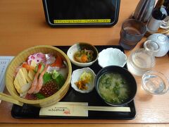 昼食は海鮮丼！