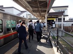 本竜野駅に到着したのは、8時38分。
無人のひなびた駅かと思ったら、大勢の人が下車しました。
ヒガシマル醬油工場の社員さんかな？

階段を上がると、女性駅員さんが箱を手に切符を回収していました。
自動改札はありません。
姫路駅でSuicaを使わず、切符を買って正解だったかも。
