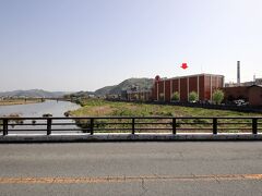 ヒガシマル醬油工場を撮影するには  (T-T) 左の歩道からでは遠すぎる。