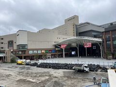 長崎空港からはリムジンで45分前後で長崎駅
リムジンは1200円でIC使えます。
長崎駅はリニューアル中で、ビルなどは新しくなったそうです。
駅入ってすぐに旅行案内所があり、JTBのクーポンで長崎駅からホテルまで荷物無料で運んで貰えます。
それにクーポンで市電1日乗車券600円が半額で買えます。
身軽になったところで行動開始！