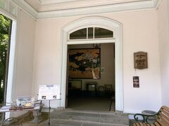 動く歩道で上がったところに自由亭喫茶室があります。
ここで休憩します。

