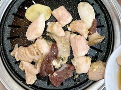 
夕食はホルモンを

「富平ヤンコプチャン」
住所: １７ Bupyeong 2-gil, Jung-gu, Busan, 韓国


塩ホルモン焼き(小)40,000w
味付けユプチャン(小)40,000w
瓶ビール(1本)5,000w

2人食べるにはこれで充分なボリューム

そして、たっぷりのニンニク

お店の人が焼いてくれます

日本語メニューあり