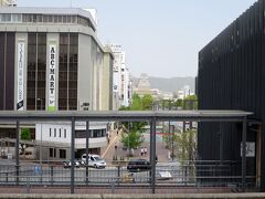 12時05分、姫路駅に戻ってきました。
ホームからも姫路城が見えるんだ（・∀・）
本当に、どこからでも見える城。
執拗なまでの顕示欲すら感じます（^^;）

この後、改札を出る際に、旅行記12)に書いた”切符の取り忘れ事件”があったわけですが…。