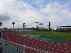 路線バスに乗り約20分で競技場に着きました。
高校生の陸上大会がやっていました。
メイン競技場はJリーグの岐阜FCの本拠地でもあります。
