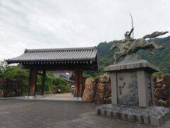 雨が強くなって来たので
一旦近くにあったバーミヤンで1時間程休みながら雨が止むのを待ちました。
雨が止んだので岐阜城に行く事にします。
岐阜公園の敷地内にあります。